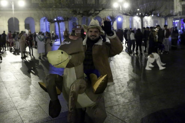 Disfraces y ambiente festivo para recibir el Año Nuevo 2020 en la Plaza del Castillo y Casco Viejo de Pamplona.