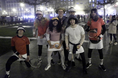 Disfraces y ambiente festivo para recibir el Año Nuevo 2020 en la Plaza del Castillo y Casco Viejo de Pamplona.