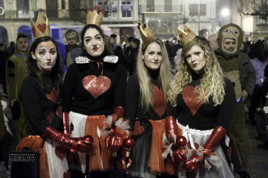 Disfraces y ambiente festivo para recibir el Año Nuevo 2020 en la Plaza del Castillo de Pamplona.