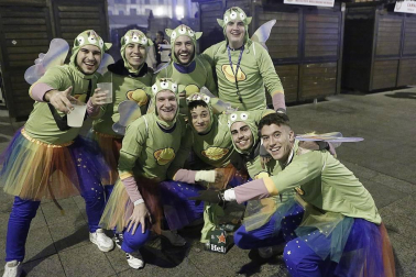 Disfraces y ambiente festivo para recibir el Año Nuevo 2020 en la Plaza del Castillo de Pamplona.