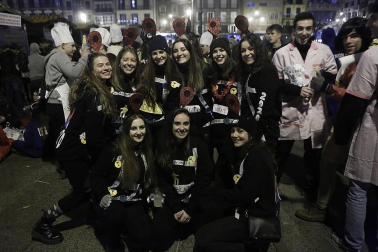 Disfraces y ambiente festivo para recibir el Año Nuevo 2020 en la Plaza del Castillo de Pamplona.