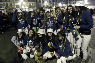 Disfraces y ambiente festivo para recibir el Año Nuevo 2020 en la Plaza del Castillo de Pamplona.