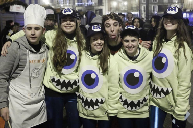Disfraces y ambiente festivo para recibir el Año Nuevo 2020 en la Plaza del Castillo de Pamplona.