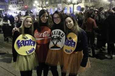Disfraces y ambiente festivo para recibir el Año Nuevo 2020 en la Plaza del Castillo de Pamplona.