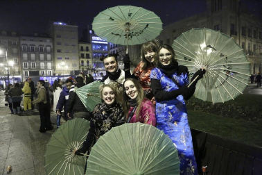 Disfraces y ambiente festivo para recibir el Año Nuevo 2020 en la Plaza del Castillo de Pamplona.