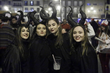 Disfraces y ambiente festivo para recibir el Año Nuevo 2020 en la Plaza del Castillo de Pamplona.