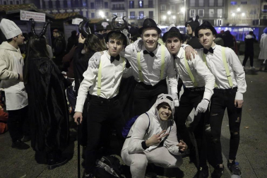 Disfraces y ambiente festivo para recibir el Año Nuevo 2020 en la Plaza del Castillo de Pamplona.