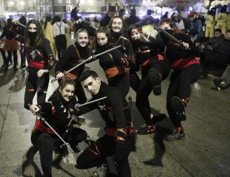 Disfraces y ambiente festivo para recibir el Año Nuevo 2020 en la Plaza del Castillo de Pamplona.