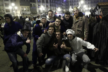 Disfraces y ambiente festivo para recibir el Año Nuevo 2020 en la Plaza del Castillo de Pamplona.