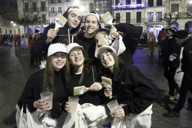 Disfraces y ambiente festivo para recibir el Año Nuevo 2020 en la Plaza del Castillo de Pamplona.