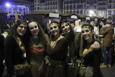 Disfraces y ambiente festivo para recibir el Año Nuevo 2020 en la Plaza del Castillo de Pamplona.