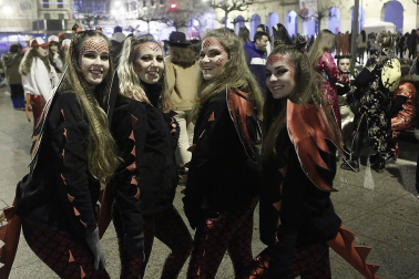 Disfraces y ambiente festivo para recibir el Año Nuevo 2020 en la Plaza del Castillo de Pamplona.