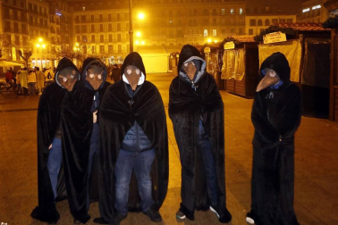 Disfraces y ambiente festivo para recibir el Año Nuevo 2020 en la Plaza del Castillo de Pamplona.