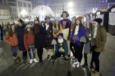 Disfraces y ambiente festivo para recibir el Año Nuevo 2020 en la Plaza del Castillo de Pamplona.
