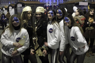 Disfraces y ambiente festivo para recibir el Año Nuevo 2020 en la Plaza del Castillo de Pamplona.