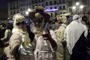 Disfraces y ambiente festivo para recibir el Año Nuevo 2020 en la Plaza del Castillo de Pamplona.