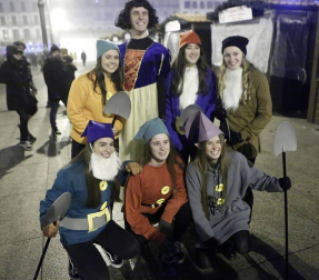 Disfraces y ambiente festivo para recibir el Año Nuevo 2020 en la Plaza del Castillo de Pamplona.