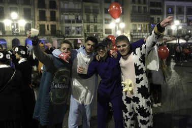 Disfraces y ambiente festivo para recibir el Año Nuevo 2020 en la Plaza del Castillo de Pamplona.