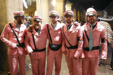 Disfraces y ambiente festivo para recibir el Año Nuevo 2020 en la Plaza del Castillo de Pamplona.