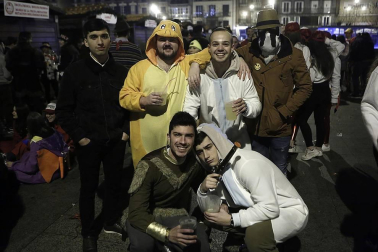 Disfraces y ambiente festivo para recibir el Año Nuevo 2020 en la Plaza del Castillo de Pamplona.