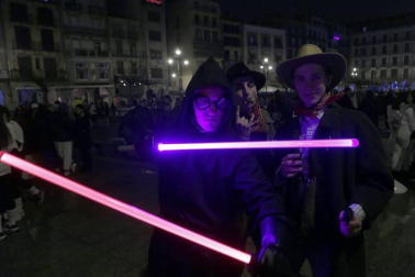 Disfraces y ambiente festivo para recibir el Año Nuevo 2020 en la Plaza del Castillo de Pamplona.