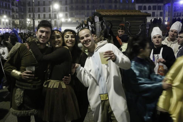 Disfraces y ambiente festivo para recibir el Año Nuevo 2020 en la Plaza del Castillo de Pamplona.
