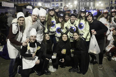 Disfraces y ambiente festivo para recibir el Año Nuevo 2020 en la Plaza del Castillo de Pamplona.