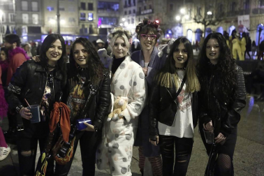 Disfraces y ambiente festivo para recibir el Año Nuevo 2020 en la Plaza del Castillo de Pamplona.