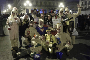 Disfraces y ambiente festivo para recibir el Año Nuevo 2020 en la Plaza del Castillo de Pamplona.