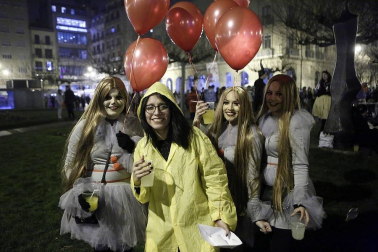 Disfraces y ambiente festivo para recibir el Año Nuevo 2020 en la Plaza del Castillo de Pamplona.