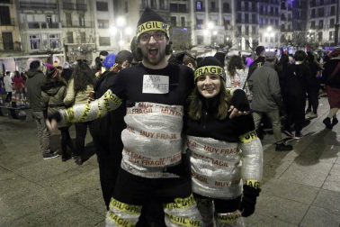 Disfraces y ambiente festivo para recibir el Año Nuevo 2020 en la Plaza del Castillo de Pamplona.