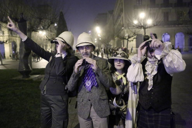 Disfraces y ambiente festivo para recibir el Año Nuevo 2020 en la Plaza del Castillo de Pamplona.
