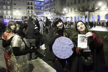 Disfraces y ambiente festivo para recibir el Año Nuevo 2020 en la Plaza del Castillo de Pamplona.