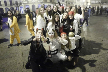 Disfraces y ambiente festivo para recibir el Año Nuevo 2020 en la Plaza del Castillo de Pamplona.
