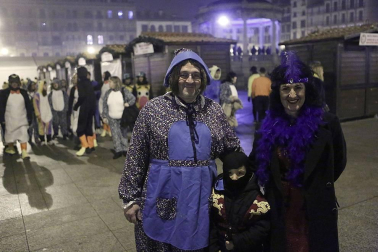 Disfraces y ambiente festivo para recibir el Año Nuevo 2020 en la Plaza del Castillo de Pamplona.