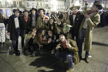 Disfraces y ambiente festivo para recibir el Año Nuevo 2020 en la Plaza del Castillo de Pamplona.