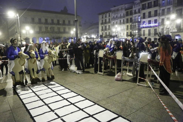 Disfraces y ambiente festivo para recibir el Año Nuevo 2020 en la Plaza del Castillo de Pamplona.