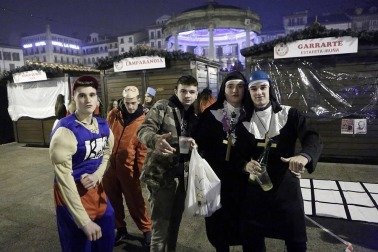 Disfraces y ambiente festivo para recibir el Año Nuevo 2020 en la Plaza del Castillo de Pamplona.