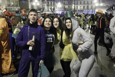 Disfraces y ambiente festivo para recibir el Año Nuevo 2020 en la Plaza del Castillo de Pamplona.