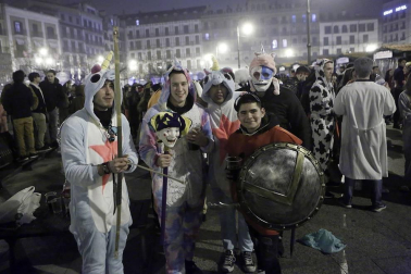 Disfraces y ambiente festivo para recibir el Año Nuevo 2020 en la Plaza del Castillo de Pamplona.