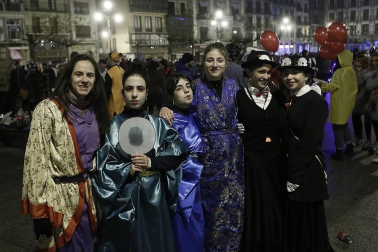 Disfraces y ambiente festivo para recibir el Año Nuevo 2020 en la Plaza del Castillo de Pamplona.