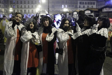 Disfraces y ambiente festivo para recibir el Año Nuevo 2020 en la Plaza del Castillo de Pamplona.