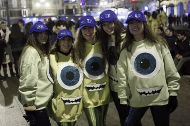 Disfraces y ambiente festivo para recibir el Año Nuevo 2020 en la Plaza del Castillo de Pamplona.