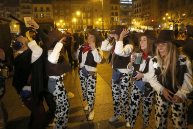 Disfraces y ambiente festivo para recibir el Año Nuevo 2020 en la Plaza del Castillo de Pamplona.