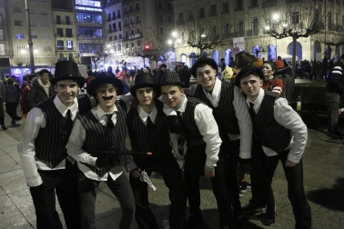 Disfraces y ambiente festivo para recibir el Año Nuevo 2020 en la Plaza del Castillo de Pamplona.