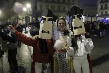 Disfraces y ambiente festivo para recibir el Año Nuevo 2020 en la Plaza del Castillo de Pamplona.