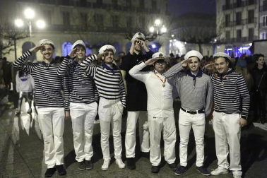 Disfraces y ambiente festivo para recibir el Año Nuevo 2020 en la Plaza del Castillo de Pamplona.