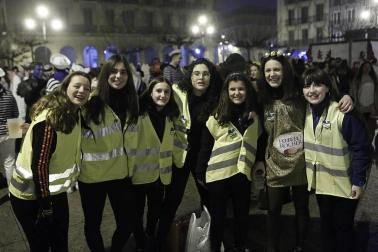 Disfraces y ambiente festivo para recibir el Año Nuevo 2020 en la Plaza del Castillo de Pamplona.