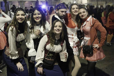 Disfraces y ambiente festivo para recibir el Año Nuevo 2020 en la Plaza del Castillo de Pamplona.