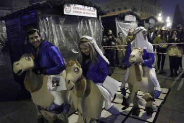 Disfraces y ambiente festivo para recibir el Año Nuevo 2020 en la Plaza del Castillo de Pamplona.